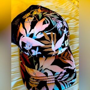NWT Billabong black floral hat.